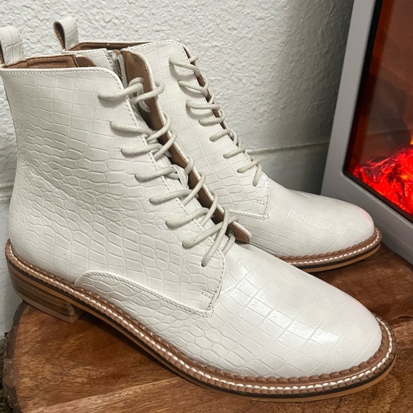 Winter Essentials ❄️☃️❤️Never Worn Booties. Size 8.5. Beautiful Craftsmanship - Picture 1 of 5